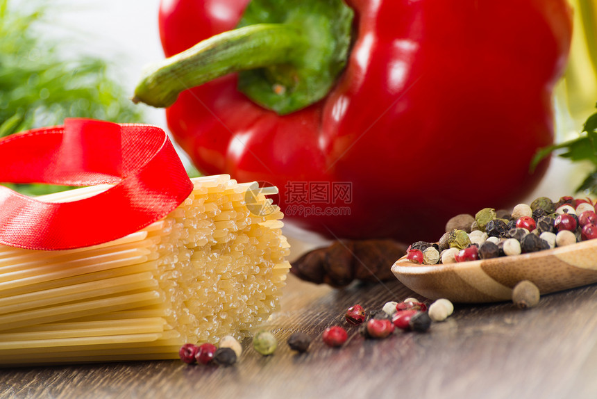 意大利意大利意面和蔬菜桌子辣椒草药餐厅美食午餐饮食胡椒面条烹饪图片