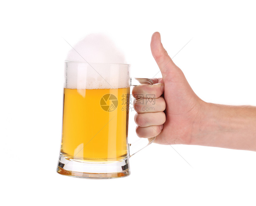 手头有啤酒和泡沫瓶子流动酒精棕色手指玻璃黄色大麦图片