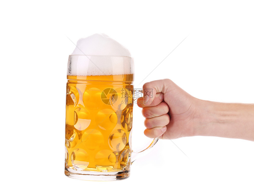 手里拿着满杯啤酒杯泡沫玻璃气泡流动食物液体酒吧饮料琥珀色茶点图片