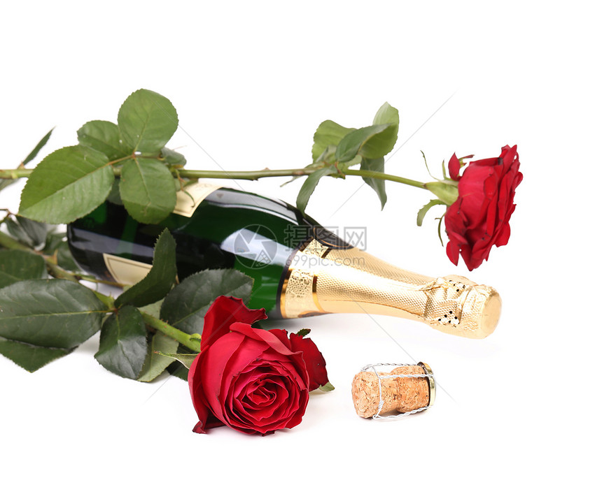 红玫瑰和一瓶香槟玻璃酒杯绿色金子嘶嘶火花白色长笛红色酒精图片