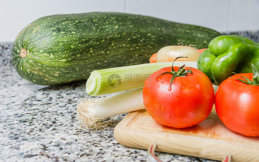 厨房切菜板上新鲜蔬菜的鲜菜木头健康营养饮食胡椒木板绿色花岗岩桌子洋葱图片