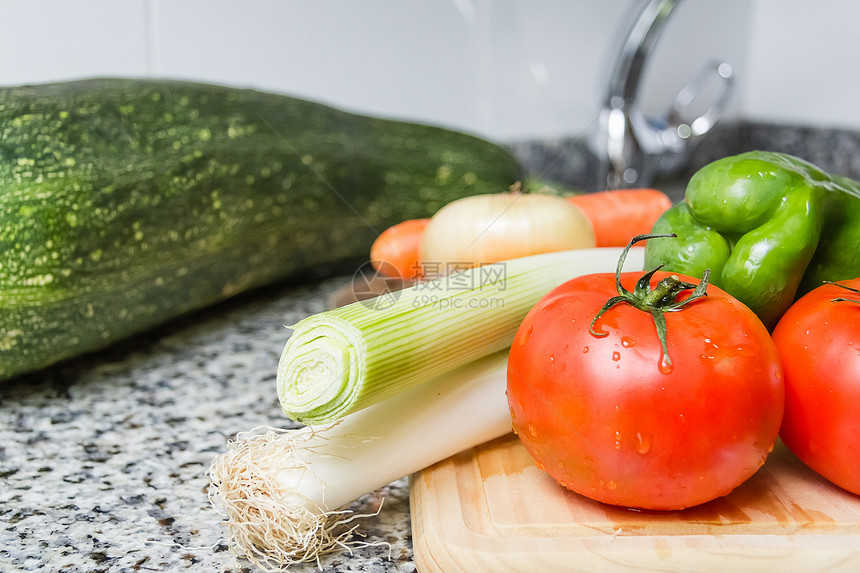 厨房切菜板上新鲜蔬菜的鲜菜健康木头砧板美食台面洋葱木板饮食红色花岗岩图片