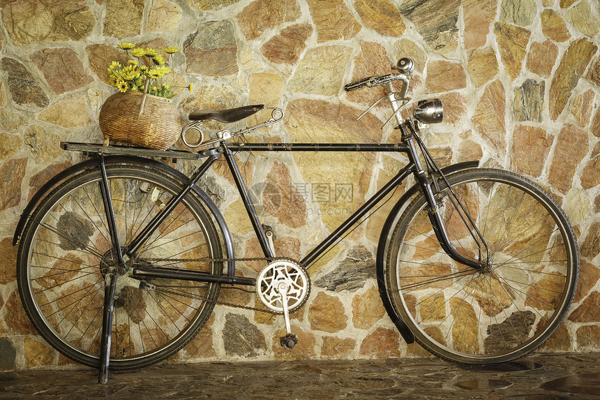 用旧旧旧的旧旧式自行车对着砖墙胡同废料座位运输棕褐色褪色车轮轮胎古董金属图片