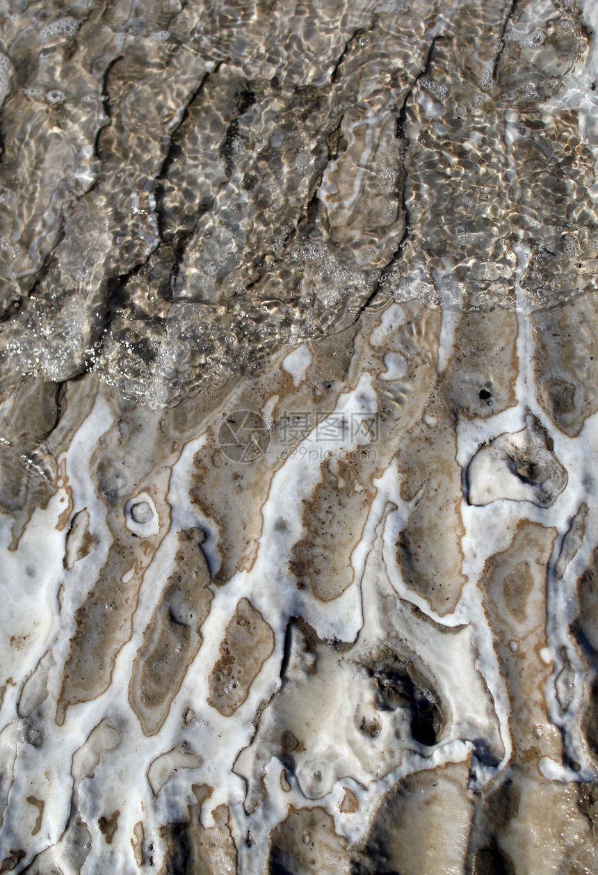 死海海岸线 白盐水晶和圣山的构造环境沙漠旅行温泉海岸蓝色矿物身体假期药品图片