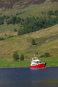 红船在港湾 苏格兰桅杆土地地形高地爬坡绿色木板国家文化荒野背景图片
