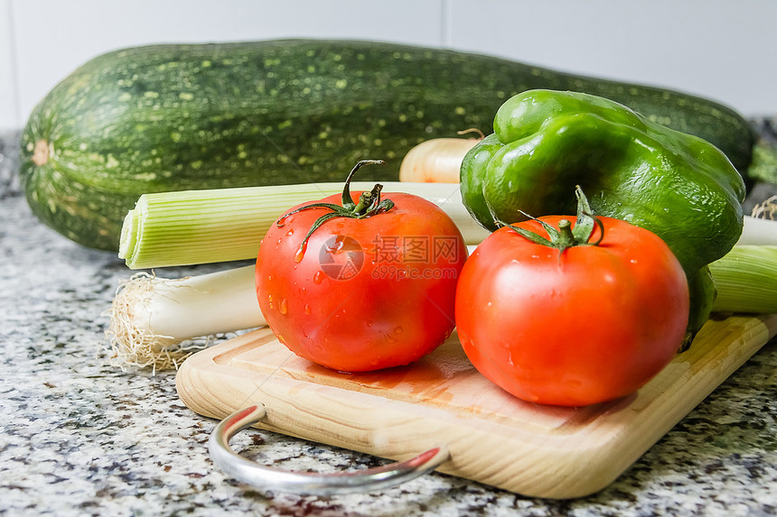 厨房切菜板上新鲜蔬菜的鲜菜桌子红色砧板绿色美食洋葱营养饮食健康木头图片