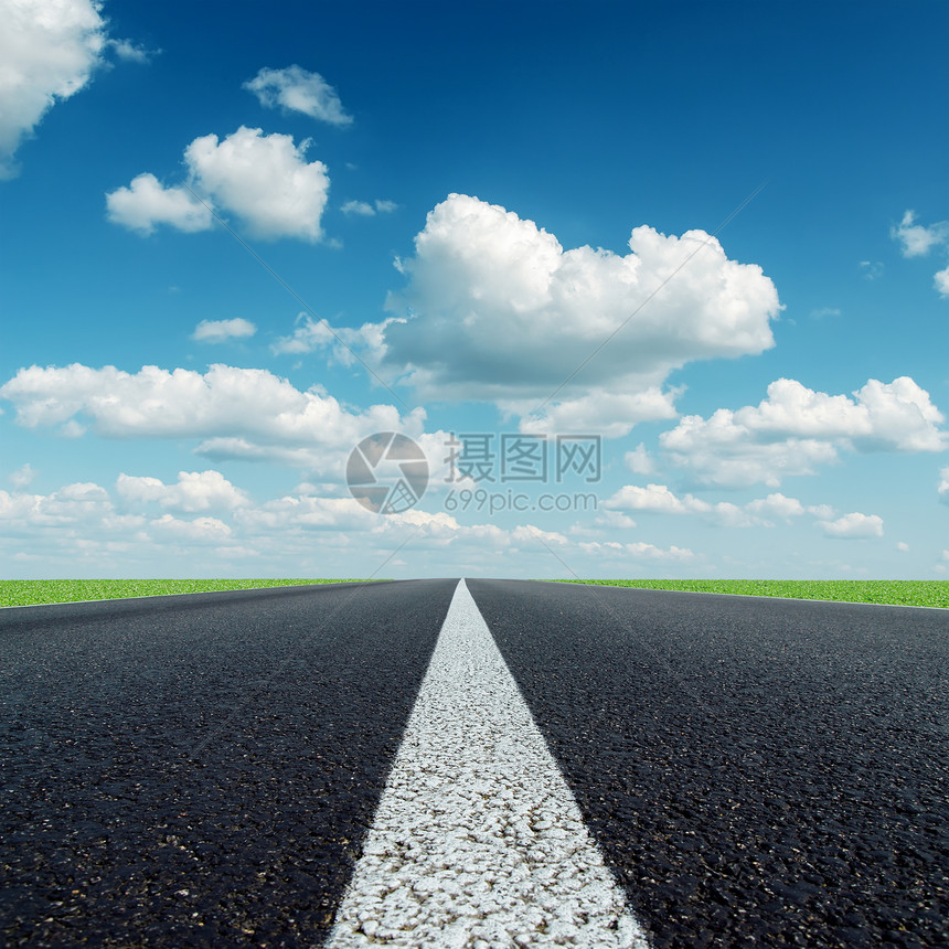 沥青路和阴云天空上的白线土地地平线国家云景驾驶旅行戏剧性速度路线中心图片