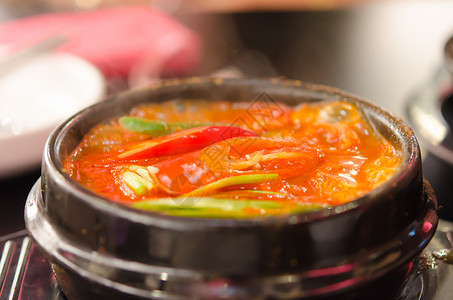 泡菜汤豆腐猪肉蔬菜食物辣椒美食红色背景图片