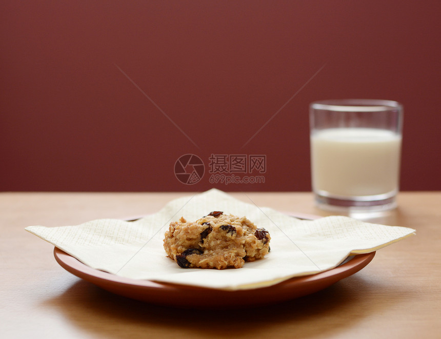 燕麦葡萄干饼干加一杯牛奶图片