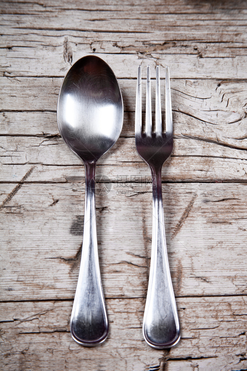 旧汤匙和叉金属木头刀具乡村用具收藏餐具勺子古董棕色图片