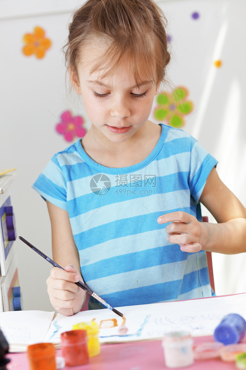 儿童绘画女孩孩子画家童年教育幼儿园创造力房间女性学习图片