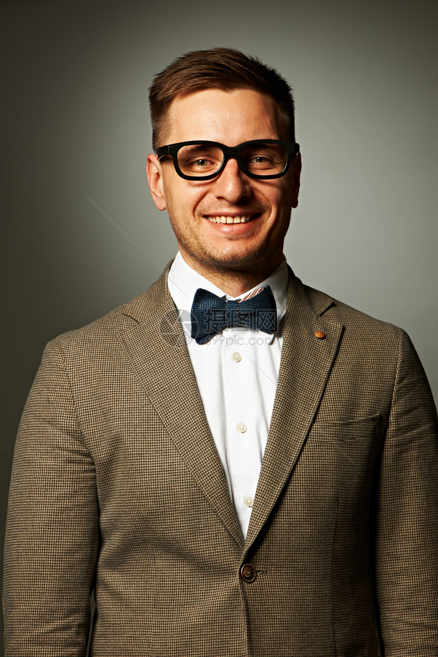眼镜和领结中自信的书呆子男性男人领带极客微笑成人学生衬衫男生套装图片