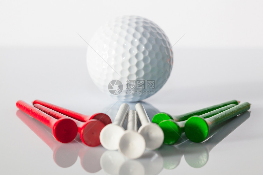 桌上的高尔夫高尔夫设备爱好球座反射绿色闲暇圆圈竞赛运动高尔夫球图片