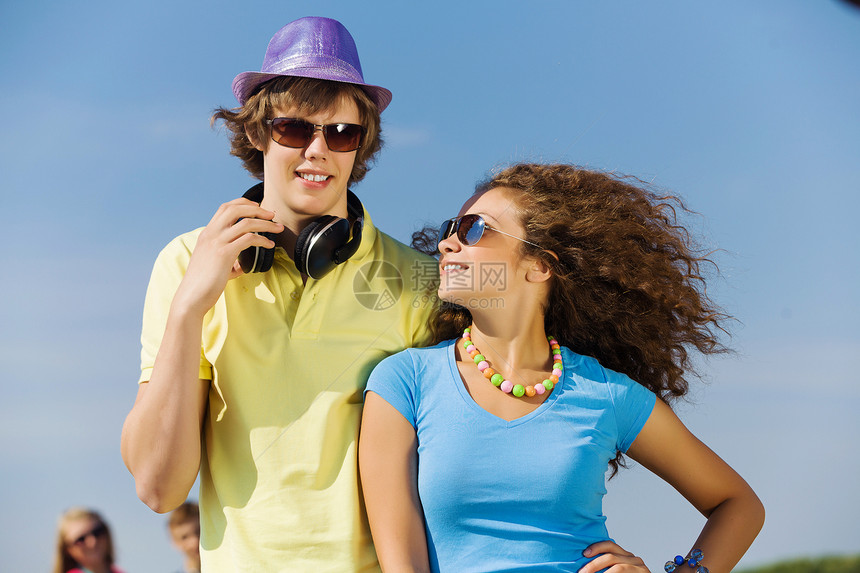 年轻夫妇成人绿色衬衫男朋友男人女士男性女孩友谊乐趣图片