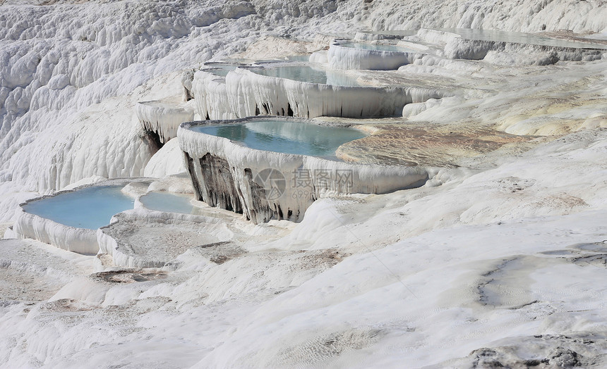 土耳其希拉波利斯的帕穆卡勒自然湖泊游客火鸡青色石灰华岩石水池订金蓝色盆地石灰石图片