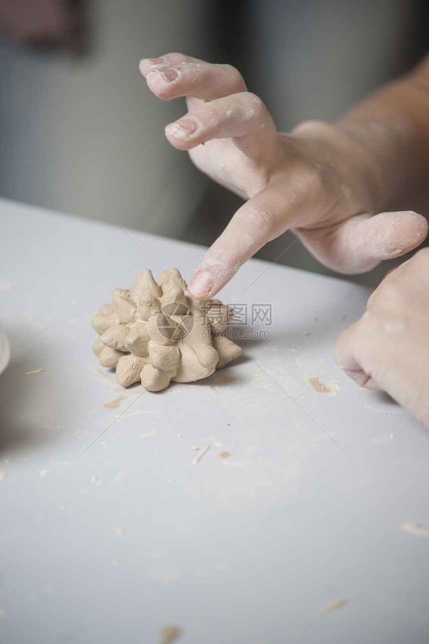 女孩用泥土做玩具艺术制品洞察力孩子学习工匠陶器女性工艺雕塑家图片