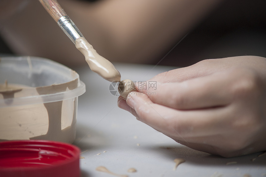 女孩用泥土做玩具纺纱艺术家女性工匠手指拇指洞察力商业创造力艺术图片
