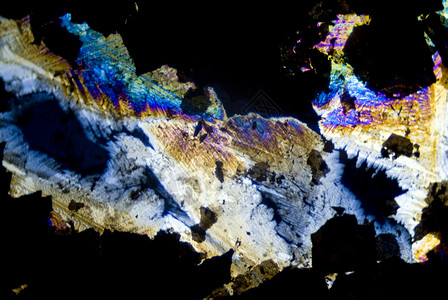 纳米微晶分极光中的烟尘颗粒和微晶晶体显微镜结晶纳米煤烟宇宙显微化学光谱魔法摄影背景