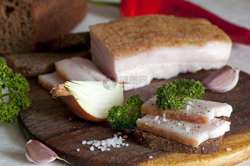 黑麦面包上的咸猪叉面包洋葱饮食胡椒香菜小吃熏肉美食沙龙静物图片