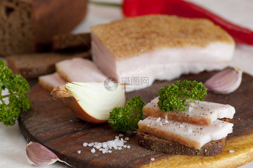 黑麦面包上的咸猪叉美食静物饮食香菜沙龙熏肉面包小吃胡椒洋葱图片