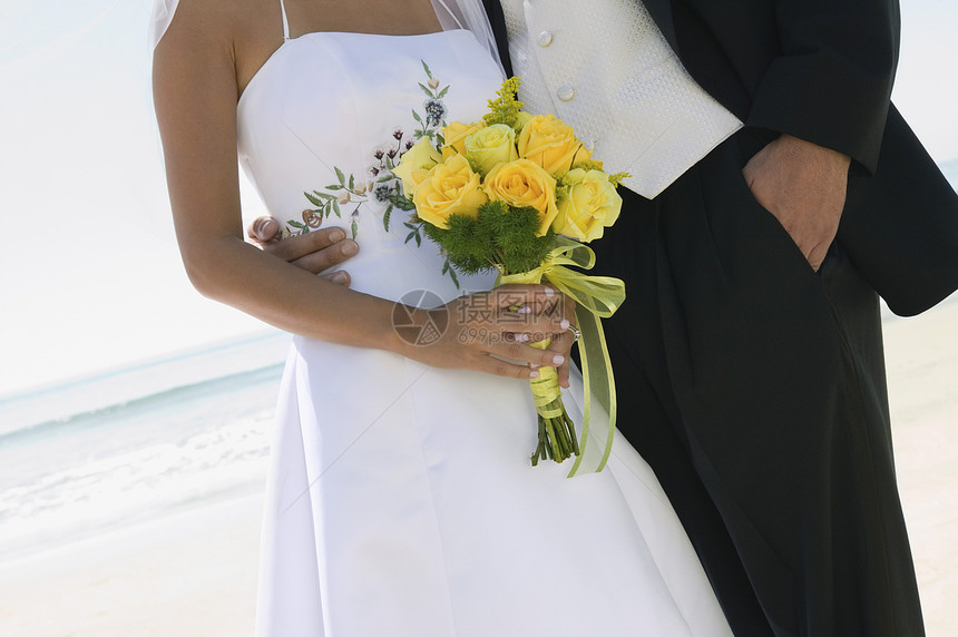 海滩上带花束的新娘和Groom(特写)图片