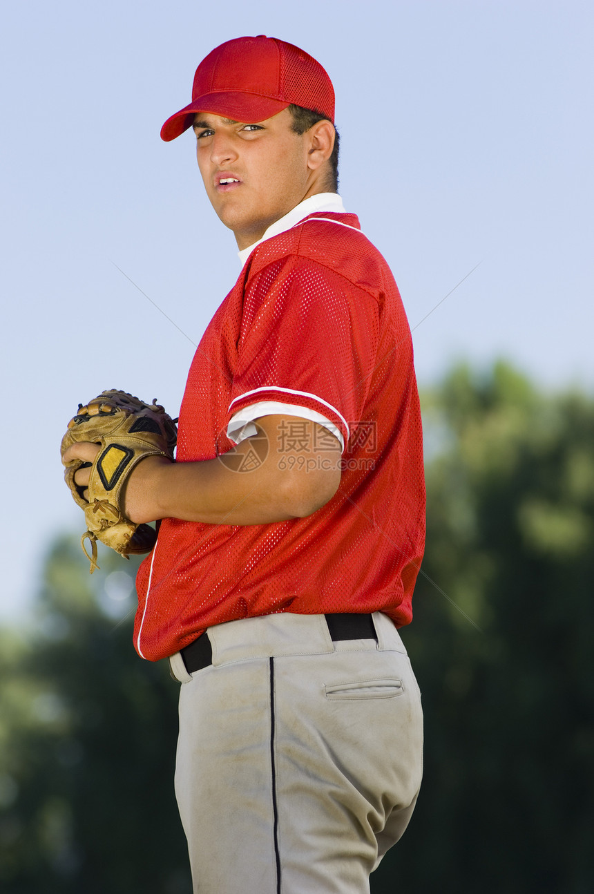 年轻棒球投手的侧边景色图片