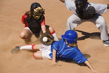 棒球规则软球运动员滑入本垒盘 而仲裁人则遵守安全规则背景