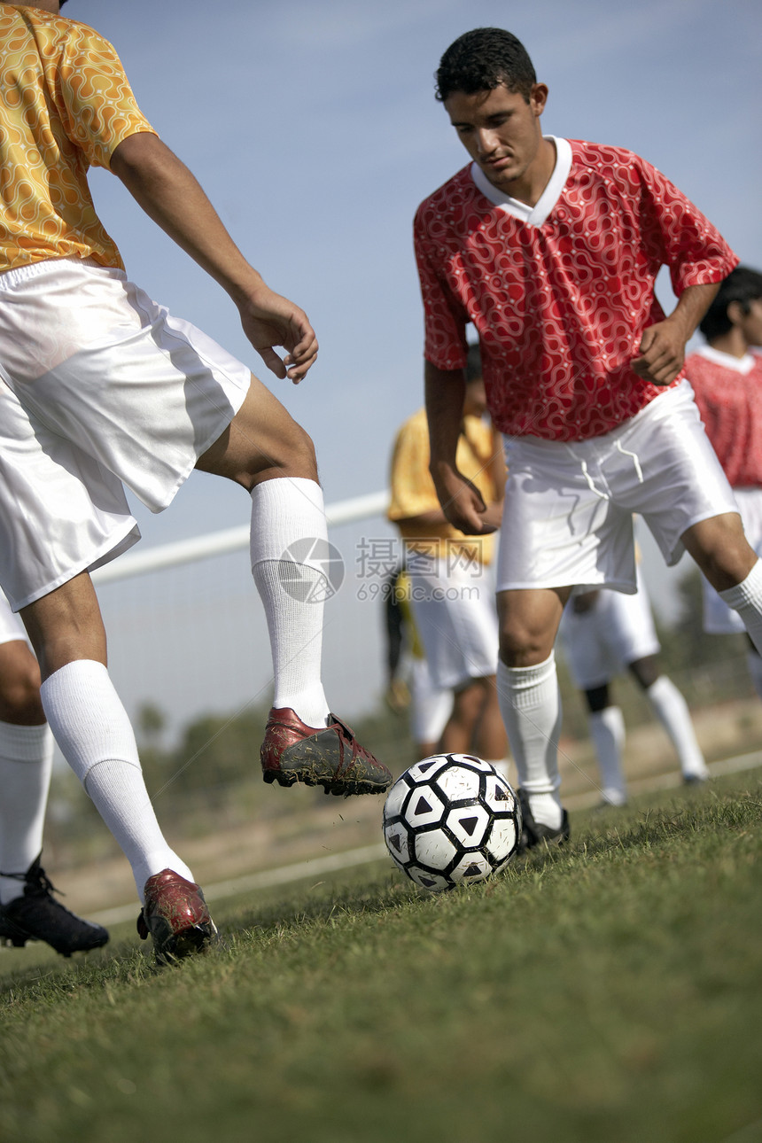 球场上足球运动员全员参加足球比赛图片