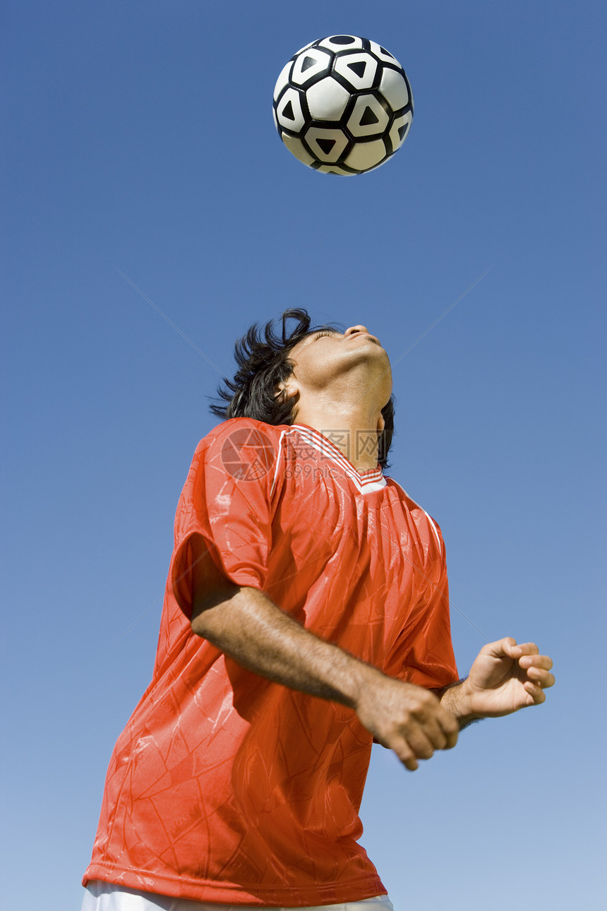 球在晴空对准球的玩家低角度视图图片