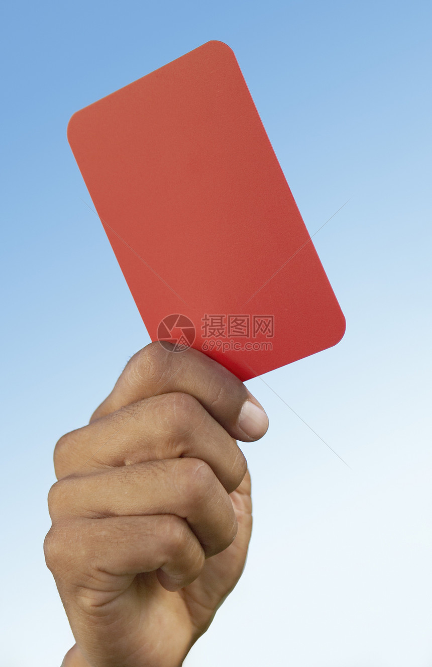 足球裁判员手上握着红色卡片图片