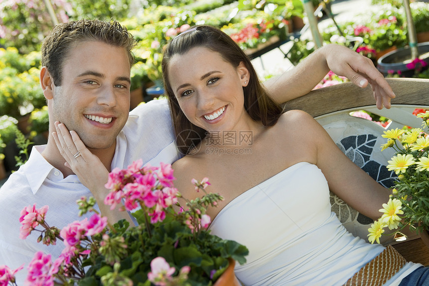 植物园一对可爱的年轻夫妇的肖像图片