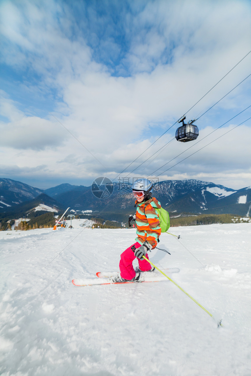 女孩在滑雪板上粉末头盔风镜青年衣服运动套装娱乐婴儿背光图片
