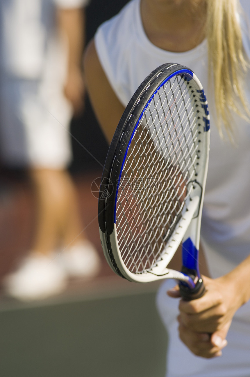 网球手的近身中场 在等待双人搭档服务时被拍打图片