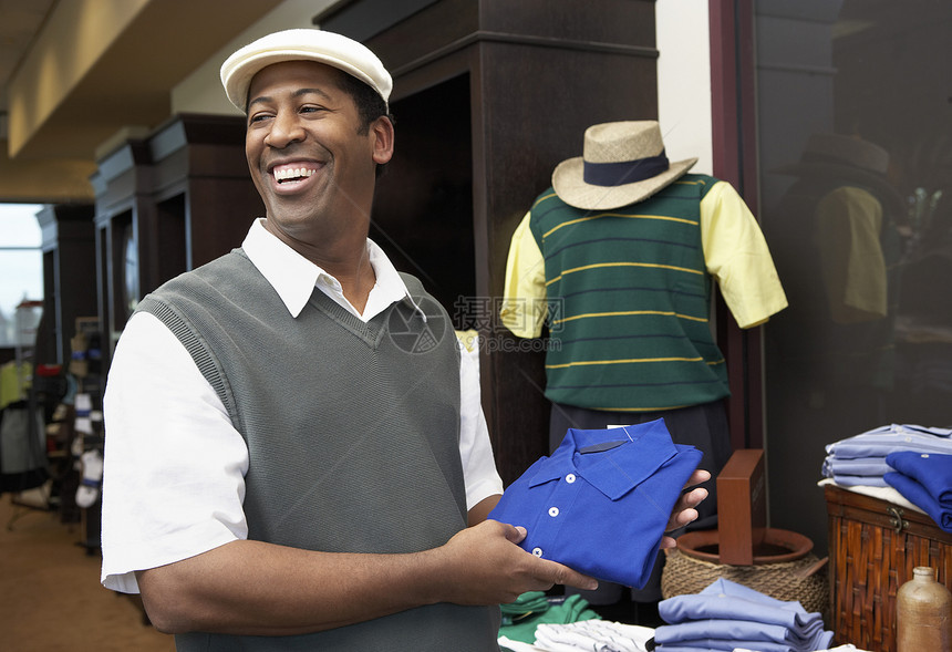 快乐的非洲裔美国人在服装店买衣服图片