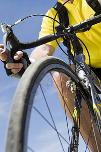 老年人骑自行车的低角度视角视图背景图片