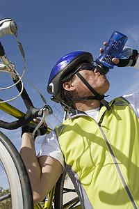 高级男骑自行车男子饮用水高清图片
