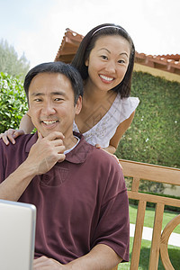 一对使用笔记本电脑的幸福成熟夫妇的肖像异性恋夫妇高清图片素材