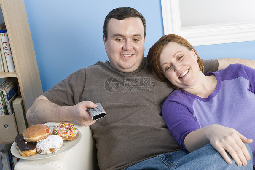 在家看电视的肥胖情侣快乐图片