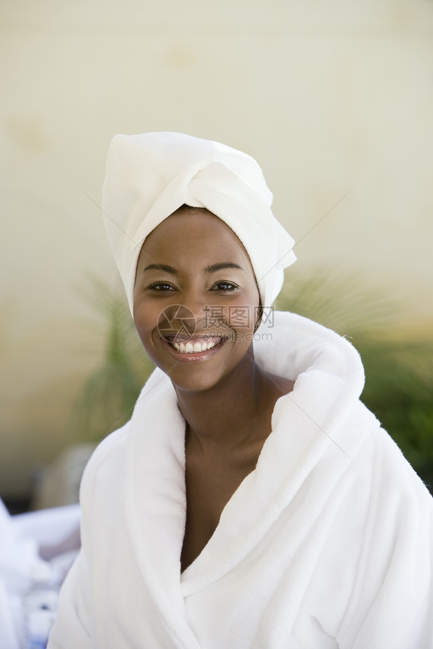 一位穿着浴袍的非裔美国妇女微笑的肖像休闲前景美丽毛巾健康水疗活动幸福半身眼神图片