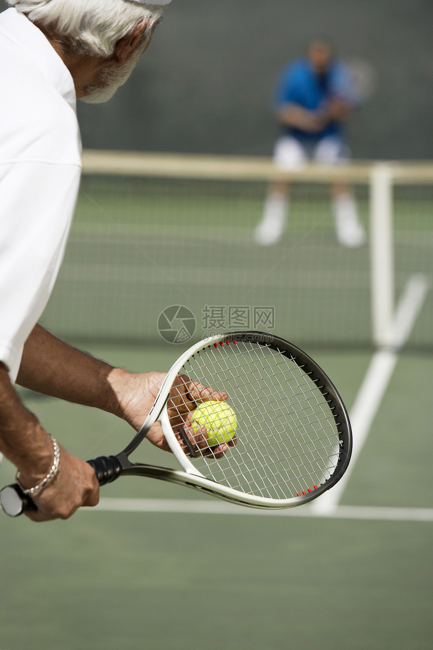 高级网球高手和电击 准备打网球图片