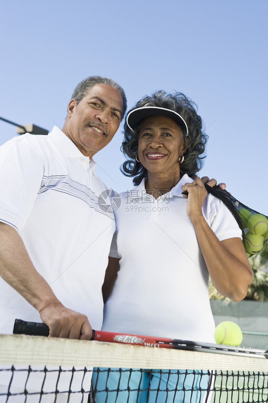 网球场一对美籍非裔幸福夫妇的肖像图片