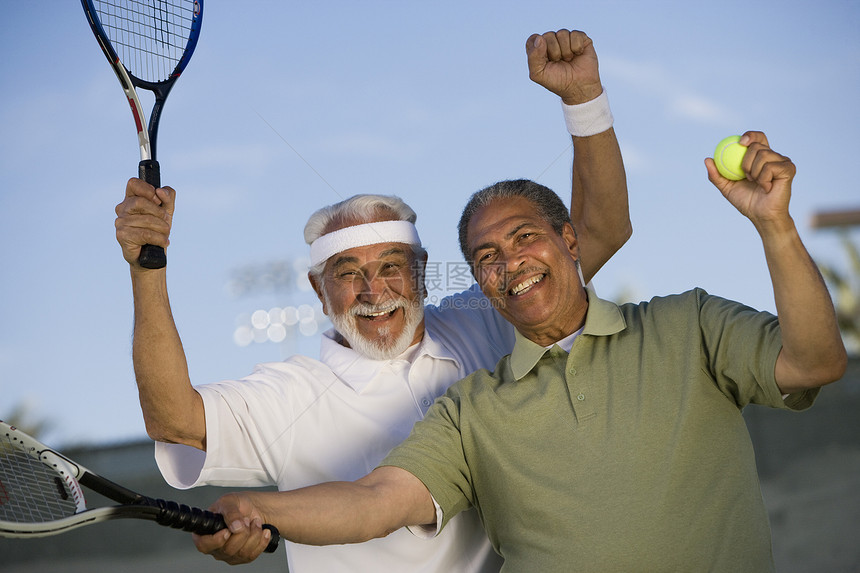 两个男性网球运动员在法庭上欢呼图片