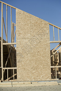 正在建造中的新木制房屋建筑框架建筑学裁剪工地木材背景图片