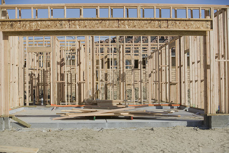 建造中新住所的框架框架正在建设之中背景图片