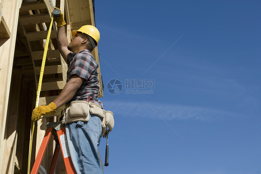 测量房屋入口的建筑设计师侧面景象图片