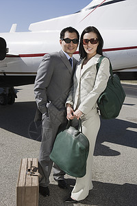 个人全年工资表在机场与行李一起站在一起的一对全年同业夫妇背景