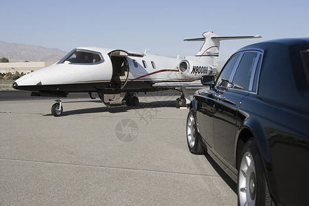 机场有私人飞机的Luxurisous黑色汽车高清图片