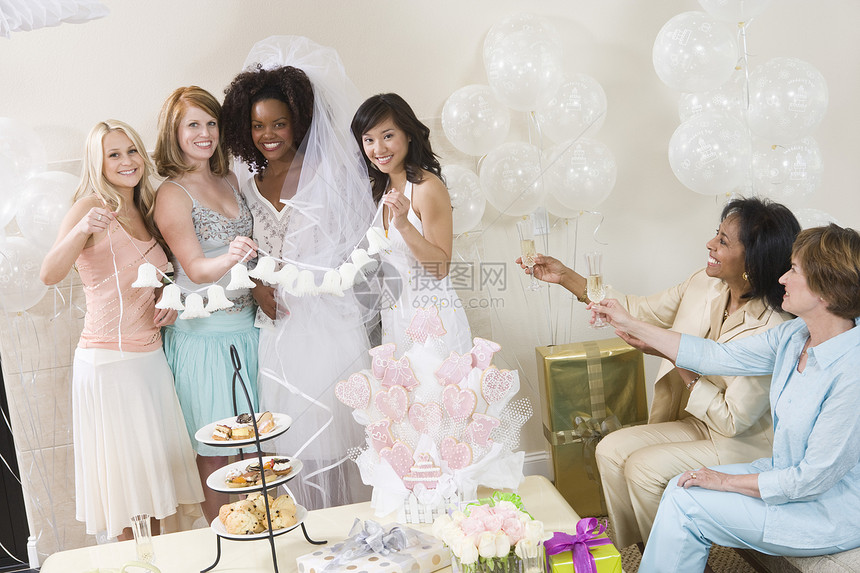 年轻女子与朋友一起庆祝新娘淋浴女性情绪微笑妇女气球幸福派对中年裁剪团结图片