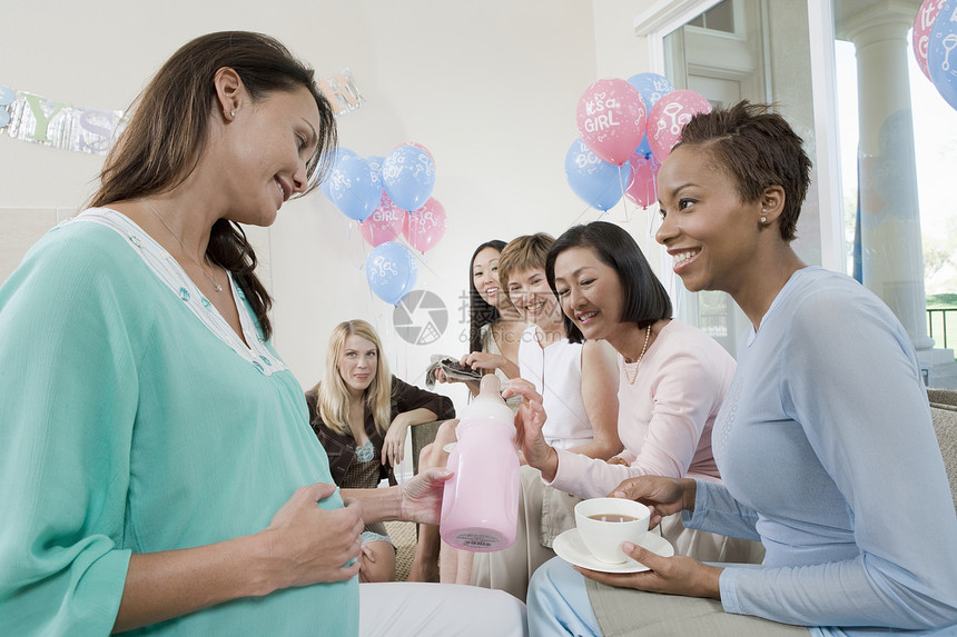 参加婴儿淋浴的妇女群体快乐迎婴活动成人女性种族怀孕女士孕妇装图片