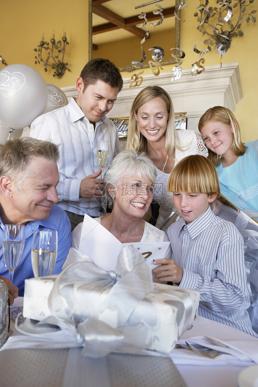外婆在和全家人的派对上微笑图片